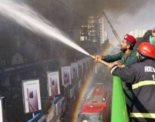 حفیظ سنٹر میں آگ لگنے کا واقعہ، کولنگ کا عمل جاری، متاثرہ دکاندار پریشان