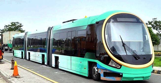 لاہور میں ٹریک لیس الیکٹرک ٹرام کا آغاز، چین سے جدید گاڑی پہنچ گئی