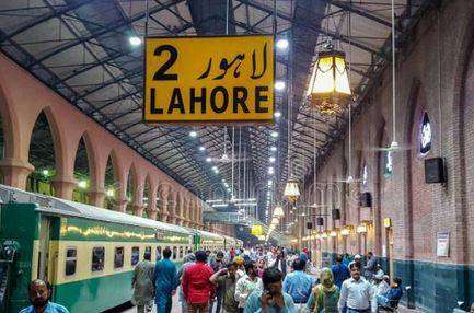 لاہور ریلوے اسٹیشن پر پاک بزنس ایکسپریس کی افتتاحی تقریب کی تیاریاں عروج پر، وزیر اعظم شہباز شریف کل افتتاح کریں گے