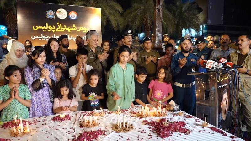 یومِ شہدائے پولیس: سٹی ٹریفک پولیس کی جانب سے لبرٹی چوک پر شمعیں روشن، آئی جی پنجاب اور اعلیٰ افسران کی شرکت