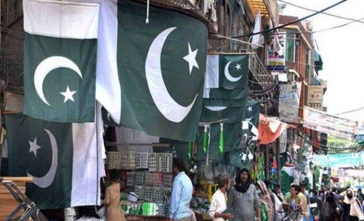 جشنِ آزادی کی آمد، لاہور میں تیاریاں عروج پر....اردو بازار میں خوب چہل پہل