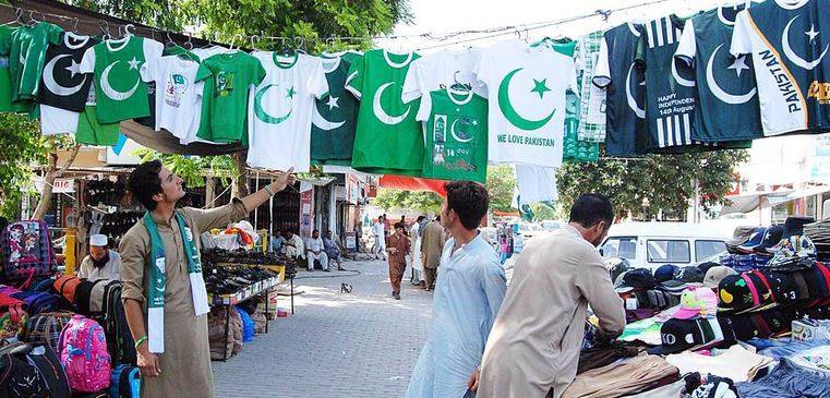 :جشنِ آزادی کی آمد پر لاہور کی فضائیں سبز و سفید رنگوں میں رنگ گئی