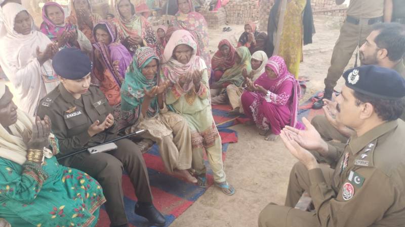 پسند کی شادی پر بیٹی ، 2 نواسوں اور نواسی کو قتل کرنے کا واقعہ ، ایس پی صاحب ، صدر میڈیم خدیجہ صاحبہ کا لواحقین کے گھر وزٹ، فاتح خوانی اور امدادی رقم کی فراہمی
