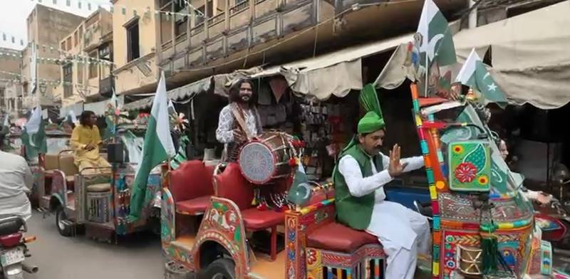 قلعہ لاہور تک ملی نغموں کی گونج، دہلی گیٹ سے رکشہ پریڈ نے دل جیت لیے