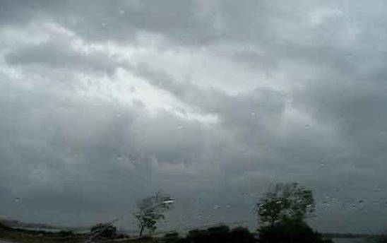 لاہور میں ہوائیں چلنے سے گرمی میں کمی، آج رات بارش کا امکان