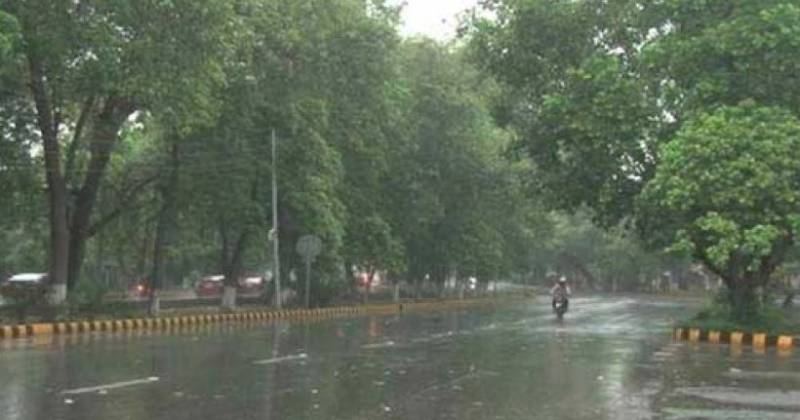 لاہور میں گرمی کے بعد موسم نے لی کروٹ، مختلف علاقوں میں بوندا باندی اور تیز ہوائیں