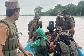 پنجاب کے سیلاب زدہ علاقوں میں پاک فوج کا ریلیف آپریشن، سینکڑوں افراد محفوظ مقامات پر منتقل