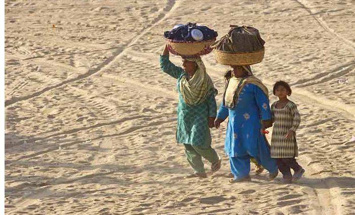 چولستان میں ترقیاتی منصوبہ، پکی سڑکیں، صاف پانی اور مویشیوں کے لیے سایہ دار شیڈز کی فراہمی یقینی