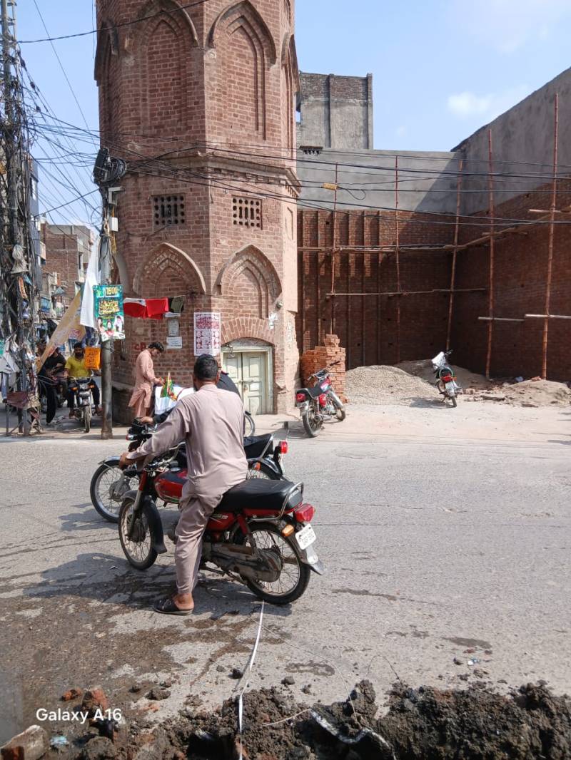 گوجرانوالہ کے تاریخی گھنٹہ گھر چوک کی بحالی پر سوالات، شہری اور ماہرین تعمیرات کا احتجاج