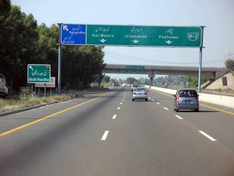 لاہور کے راستے عام ٹریفک کے لیے کھول دیے گئے، موٹر ویز پر ٹریفک رواں دواں