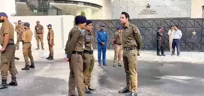 پاکستان اور جنوبی افریقہ کے میچ کے موقع پر قذافی سٹیڈیم کے گرد سخت سیکیورٹی انتظامات,ڈی آئی جی آپریشنز فیصل کامران سٹیڈیم میں موجود