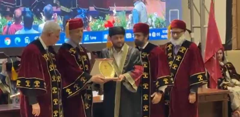 صوبائی وزیر صحت خواجہ عمران نذیر کی کنگ ایڈورڈ میڈیکل یونیورسٹی آمد، کانووکیشن میں نمایاں طلبہ میں میڈلز تقسیم