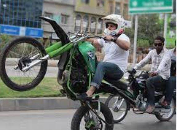 ون ویلنگ کرنے والے اور ویڈیوز اپ لوڈ کرنے والے ہوشیار، ایف آئی آر درج ہوگی
