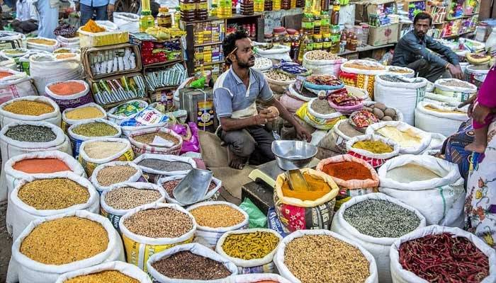 لاہور میں آٹے، چینی اور سبزیوں کی قیمتیں آسمان سے باتیں کر رہی ہیں، صارفین پریشان