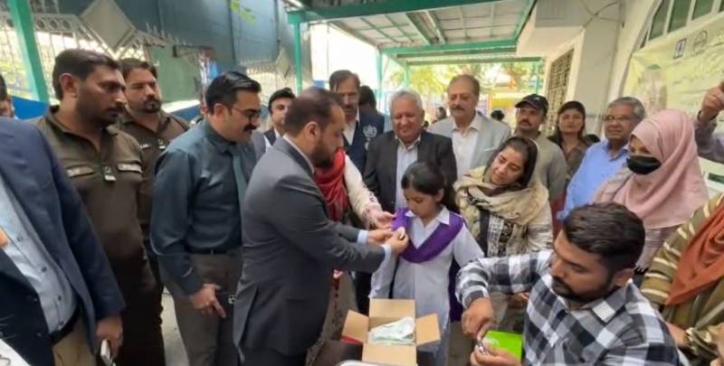 لاہور میں پولیو سے بچاؤ کی ویکسینیشن مہم کا آغاز، والدین سے بچوں کو ویکسین لگوانے کی اپیل