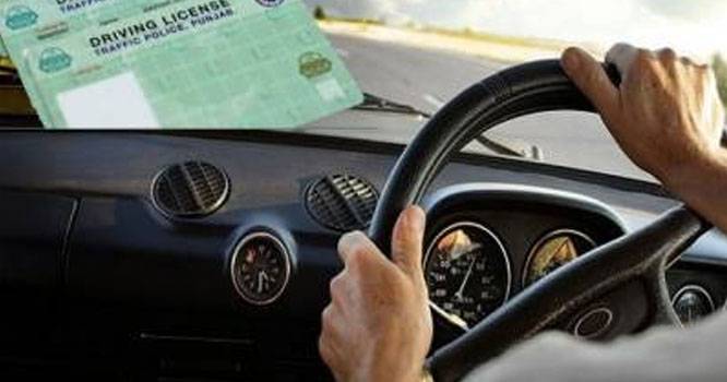 لاہور: بغیر لائسنس ڈرائیونگ پر جرمانے اور مقدمات، شہری لائسنس سنٹرز پر رش سے مشکلات کا سامنا