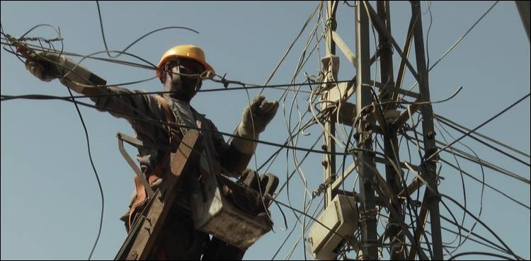 لاہور: شالیمار باغ میں بجلی چوری پکڑنے کیلئے لیسکو کی کارروائی