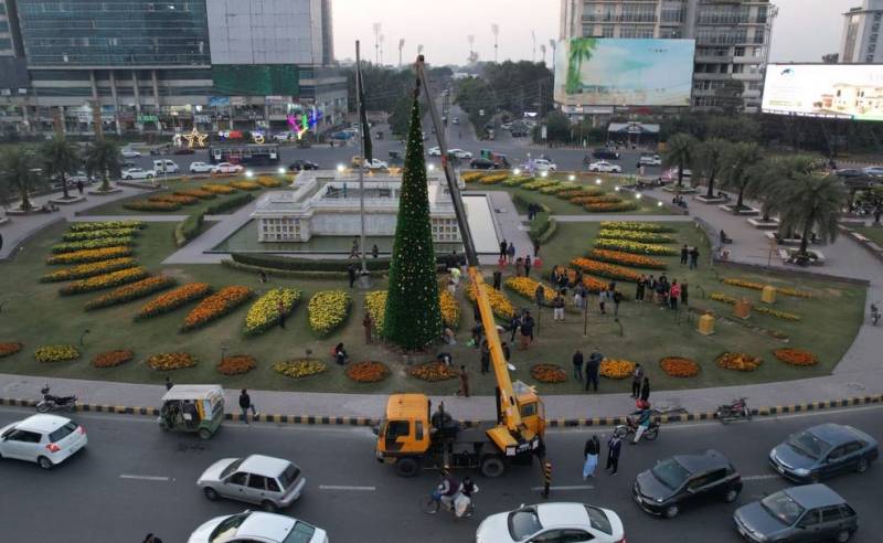 لاہور کے لبرٹی چوک کی خوبصورت سجاوٹ، 42 فٹ بلند کرسمس ٹری نصب