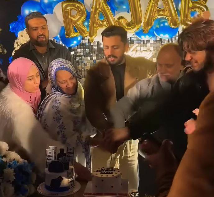 رجب بٹ کی سالگرہ میں اہلیہ اور بیٹے کی غیر موجودگی، مداحوں میں قیاس آرائیاں