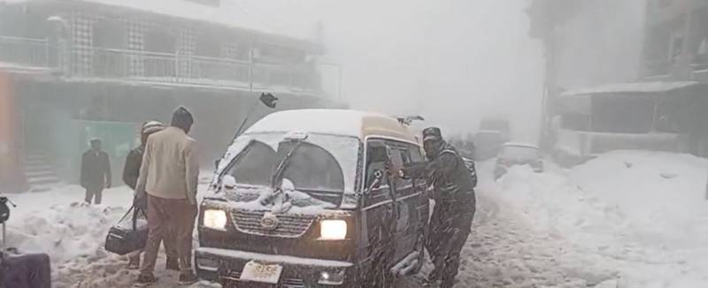 مری میں برفباری کا سلسلہ جاری، سیاحوں کو احتیاط کی ہدایت