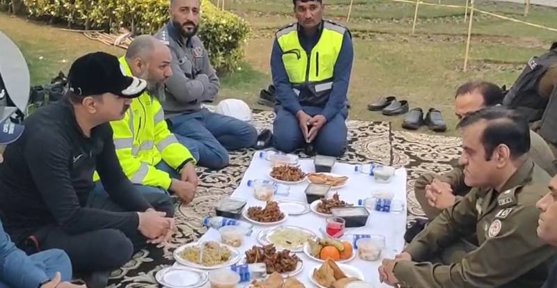 سی ٹی او لاہور ڈاکٹر محمد اطہر وحید کی وارڈنز کے ہمراہ لبرٹی چوک پر افطاری