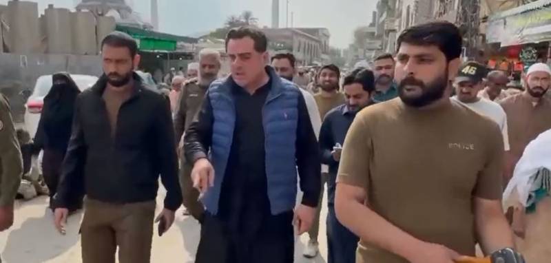 عید سکیورٹی: صوبائی وزیر بلال یاسین کا اندرونِ شہر کا ہنگامی دورہ، سکیورٹی انتظامات کا خود جائزہ لیا