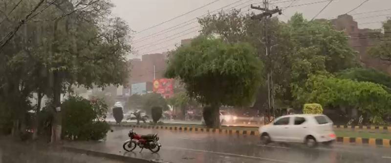 لاہور میں بادلوں کی گرج چمک اور موسلا دھار بارش؛ پی ایس ایل کے سنسنی خیز مقابلے خطرے میں پڑ گئے