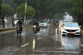 پنجاب میں بارش سے گرمی کی شدت میں کمی، سندھ کے کئی شہروں میں نشیبی علاقے ڈوب گئے
