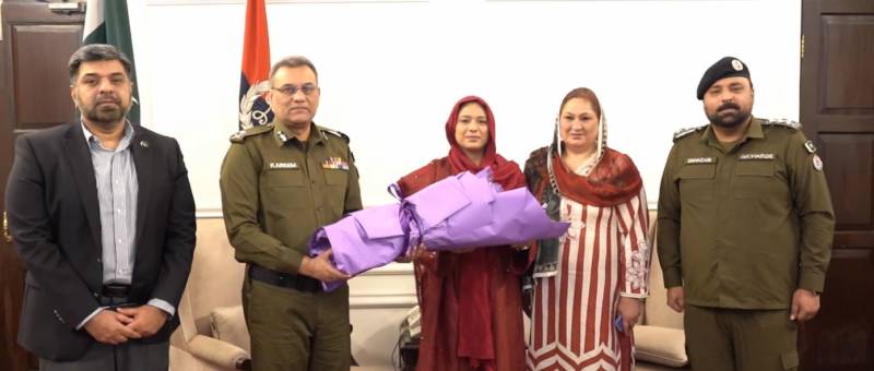 شہید کی بیٹی نے باپ کا سر فخر سے بلند کر دیا: ماہ نور طارق سی ایس ایس پاس کر کے پولیس افسر بن گئیں