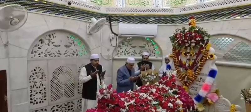 نائب وزیر اعظم اسحاق ڈار کی داتا دربار حاضری: ملکی سلامتی اور امتِ مسلمہ کے اتحاد کے لیے خصوصی دعائیں