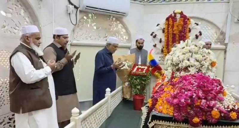 نائب وزیراعظم اسحاق ڈار کی داتا دربار آمد؛ مزار شریف پر حاضری اور ملکی خوشحالی کی دعا، توسیعی منصوبے کے اجلاس کی صدارت