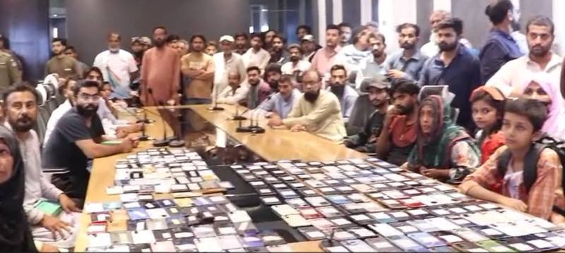 لاہور پولیس نے 238 قیمتی موبائل فونز اصل مالکان کے حوالے کر دیے