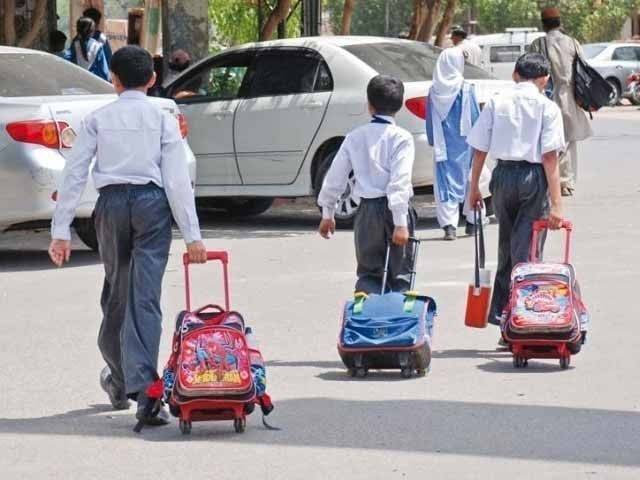 شدید گرمی کے پیش نظر پنجاب کے سکولوں میں سمر کیمپ پر پابندی، خلاف ورزی پر سخت کارروائی ہوگی
