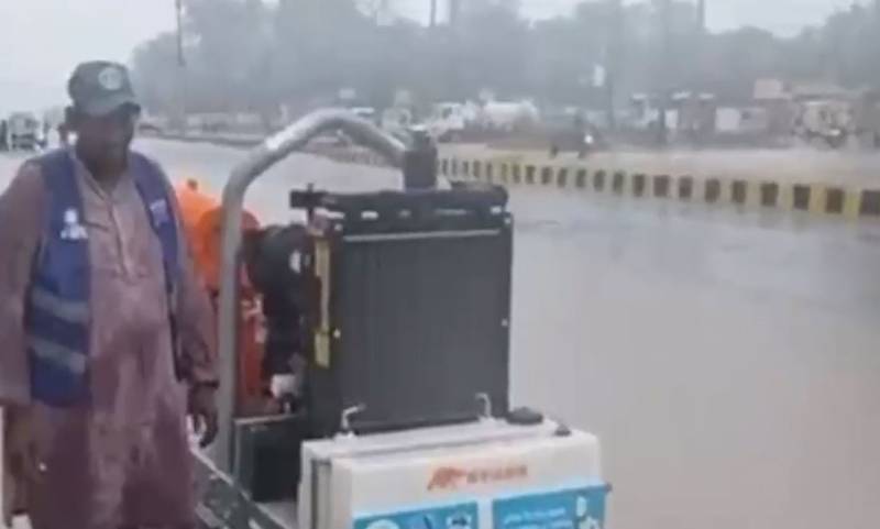 بارش کے دوران پنجاب بھر میں نکاسیٔ آب کا گرینڈ آپریشن جاری، 41 اضلاع میں جدید مشینری فراہم