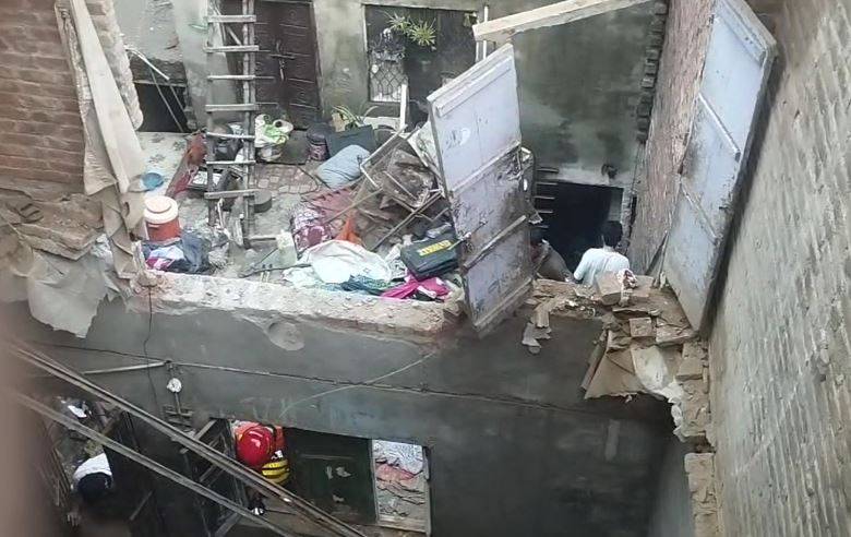 باغبانپورہ میں افسوسناک سانحہ، مکان گرنے سے درجنوں افراد متاثر