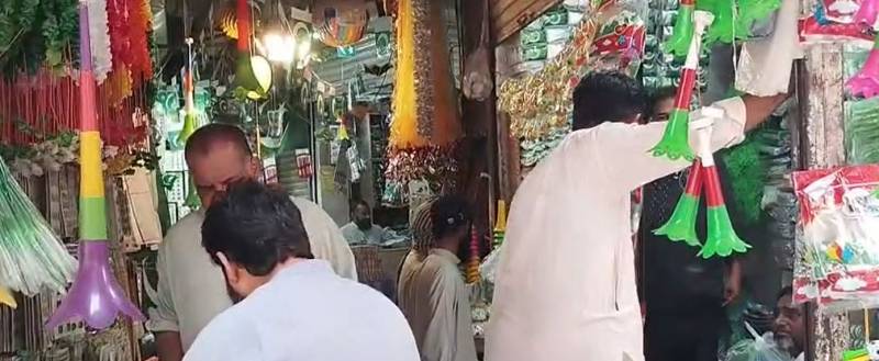 جشنِ آزادی کی تیاریاں عروج پر، بازار سبز ہلالی پرچموں اور قومی رنگوں سے سج گئے
