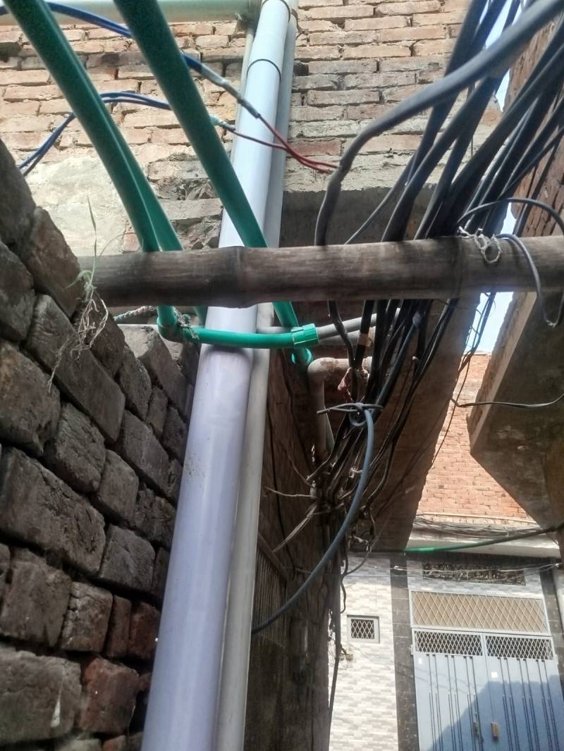  ملتان روڈ سب ڈویژن ہنجر وال میں بجلی چوری کے خلاف کارروائی،غیر قانونی کنکشن پکڑ لیا گیا