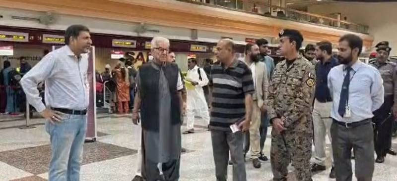 خواجہ آصف کا لاہور ایئرپورٹ کا دورہ، مسافروں کی سہولیات کا جائزہ